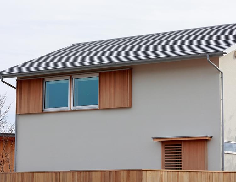お住まいの安全性と快適さは、屋根選びひとつで変わります。